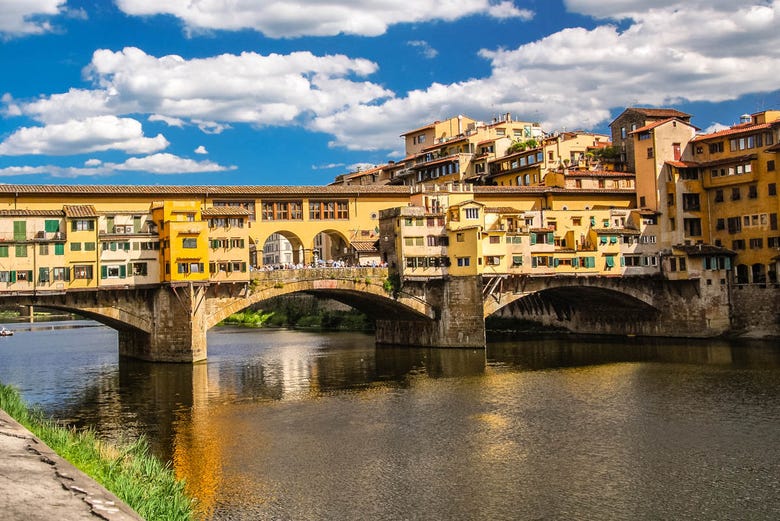 Ponte Vecchio sobre el río Arno