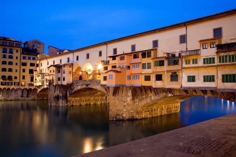 Ponte Vecchio de Florença sobre o rio Arno