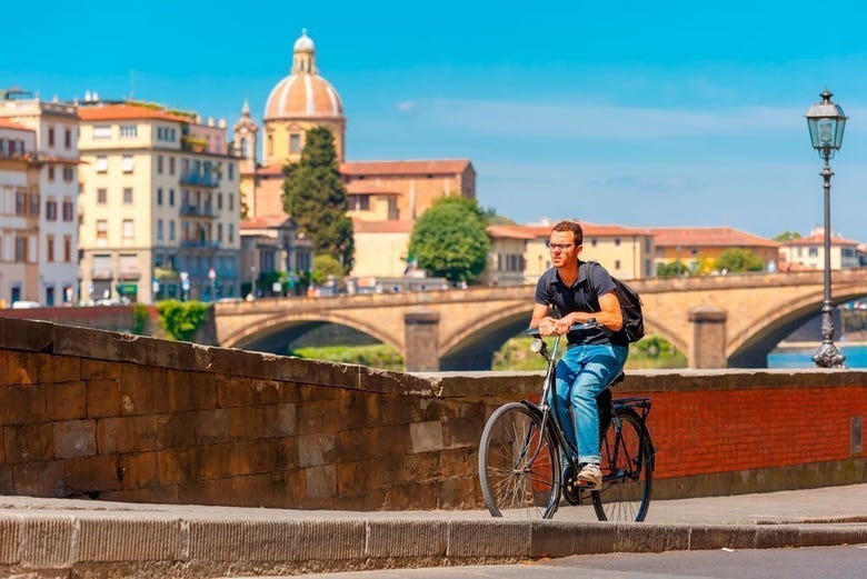 Attraversando Firenze in bicicletta