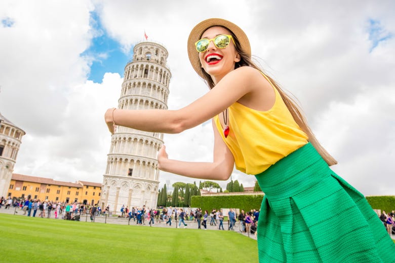 Mujer posando con la Torre inclinada de Pisa