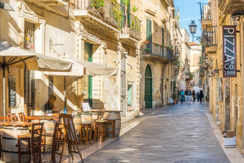 Calle típica de tabernas en Lecce