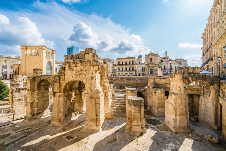 Contemplando las ruinas del anfiteatro romano de Lecce