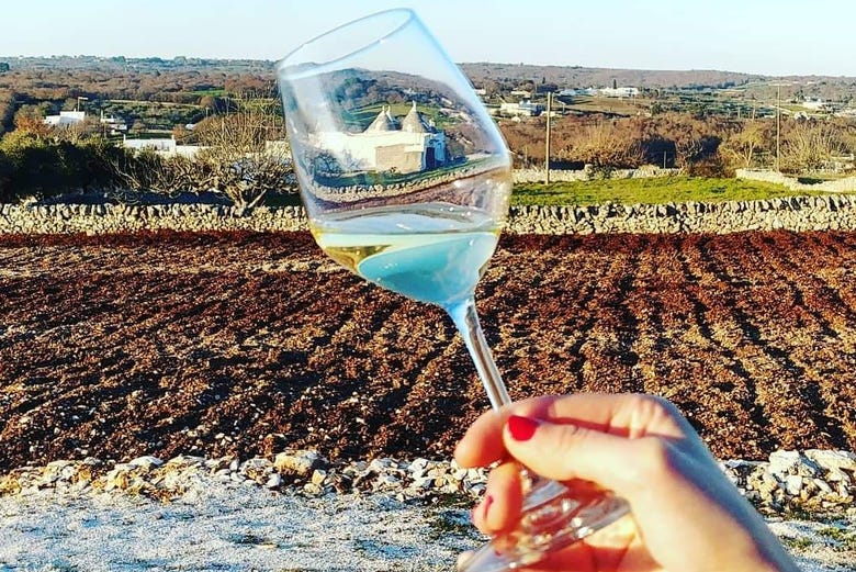 Degustando el exquisito vino de la Apulia