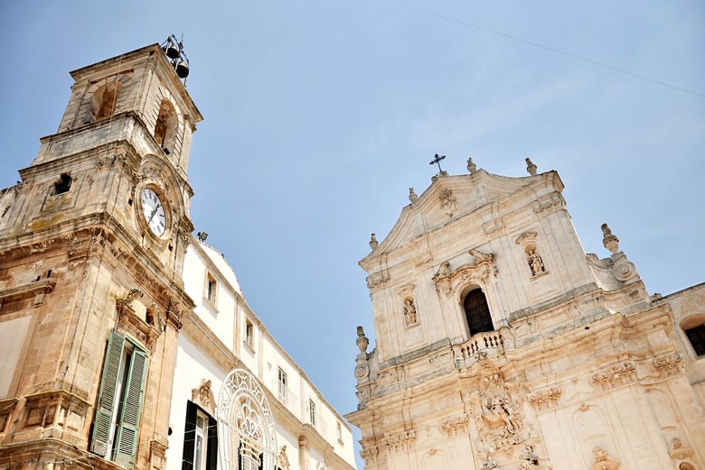 Admirando la torre del reloj y la basílica de San Martino