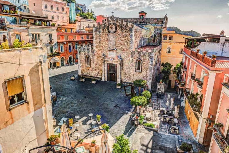 Vue depuis la place principale de Taormine