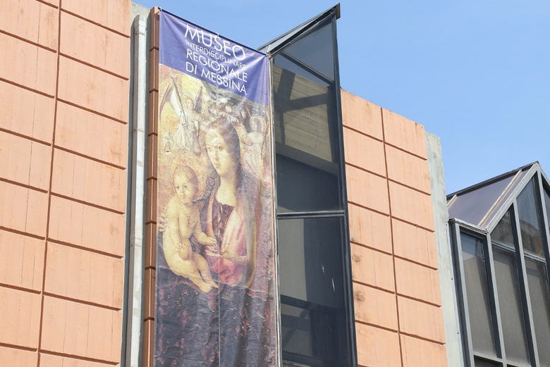 En face du musée régional de Messine