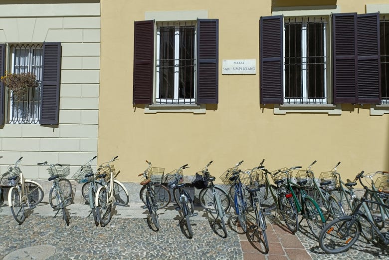 Bicicletas estacionadas nas ruas da cidade
