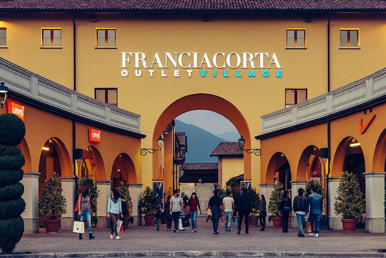 Entrance to the Franciacorta Outlet Village