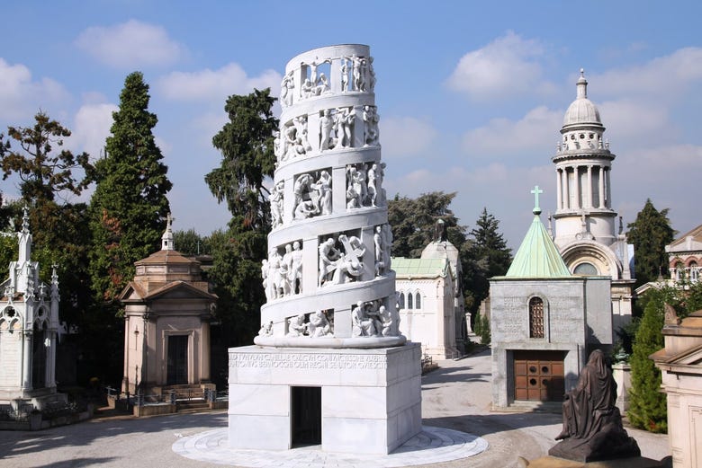 Uma das impressionantes tumbas do Cemitério Monumental de Milão