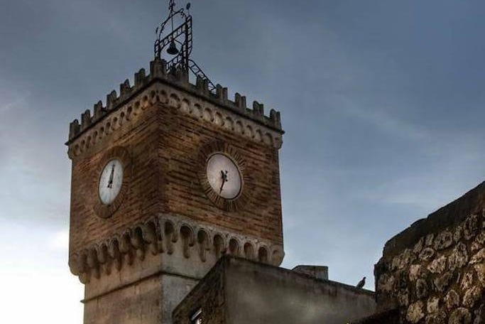 Ammirando la Torre dell'Orologio di Mussomeli