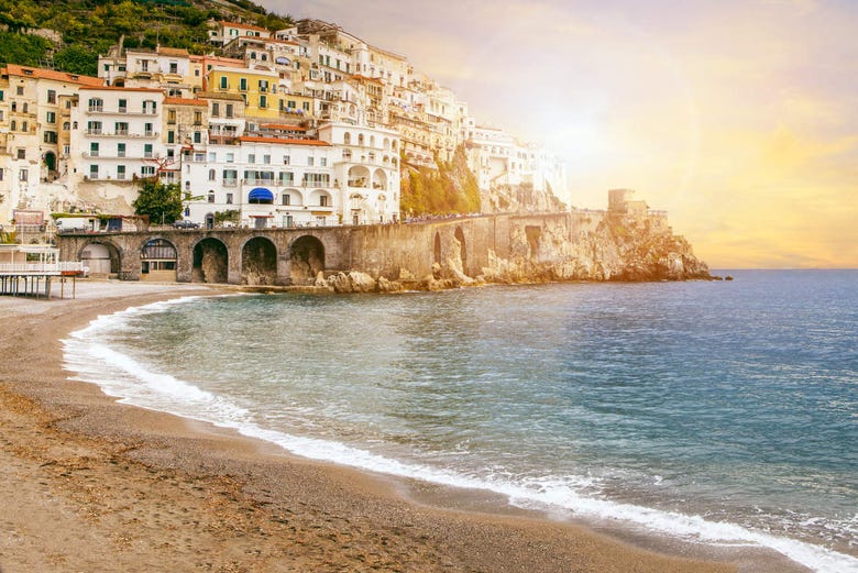 Praia de Amalfi ao entardecer
