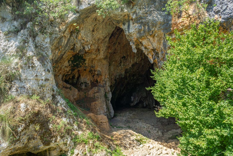 Entrada a la cueva de Pastena