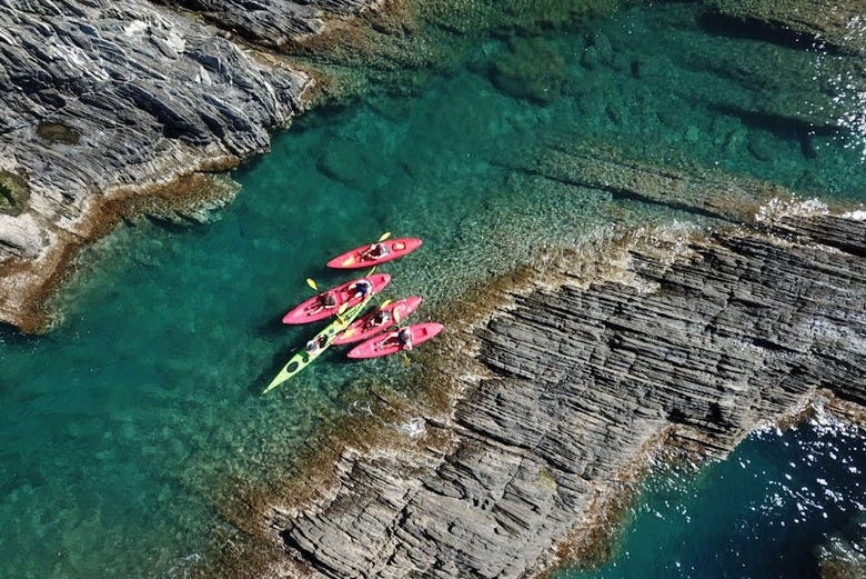 Vista aerea dei kayak in una baia