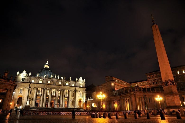Piazza San Pietro illuminata