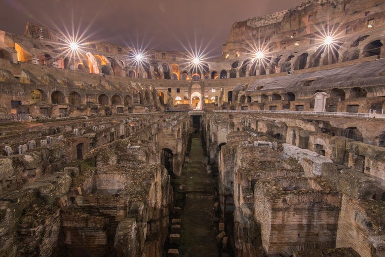 Interior del Coliseo por la noche