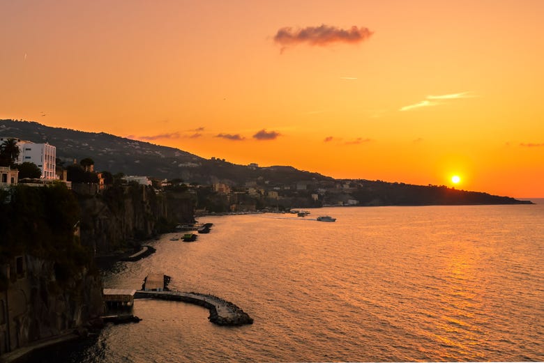 La puesta de sol en la costa de Sorrento