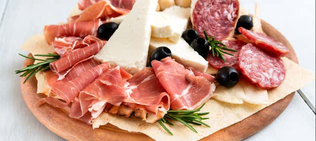 Food and Wine Tasting in a Traditional Osmiza