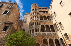 Entrada a las escaleras del palacio Contarini del Bovolo
