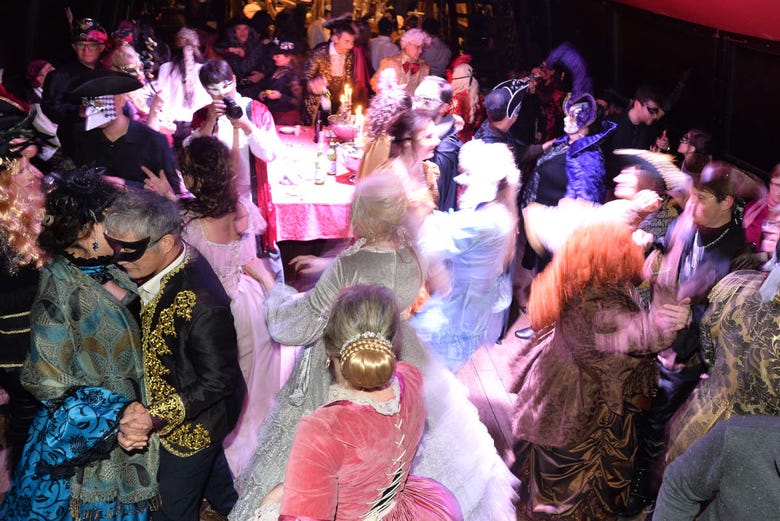 Disfrutando de la fiesta de Carnaval veneciano en el galeón