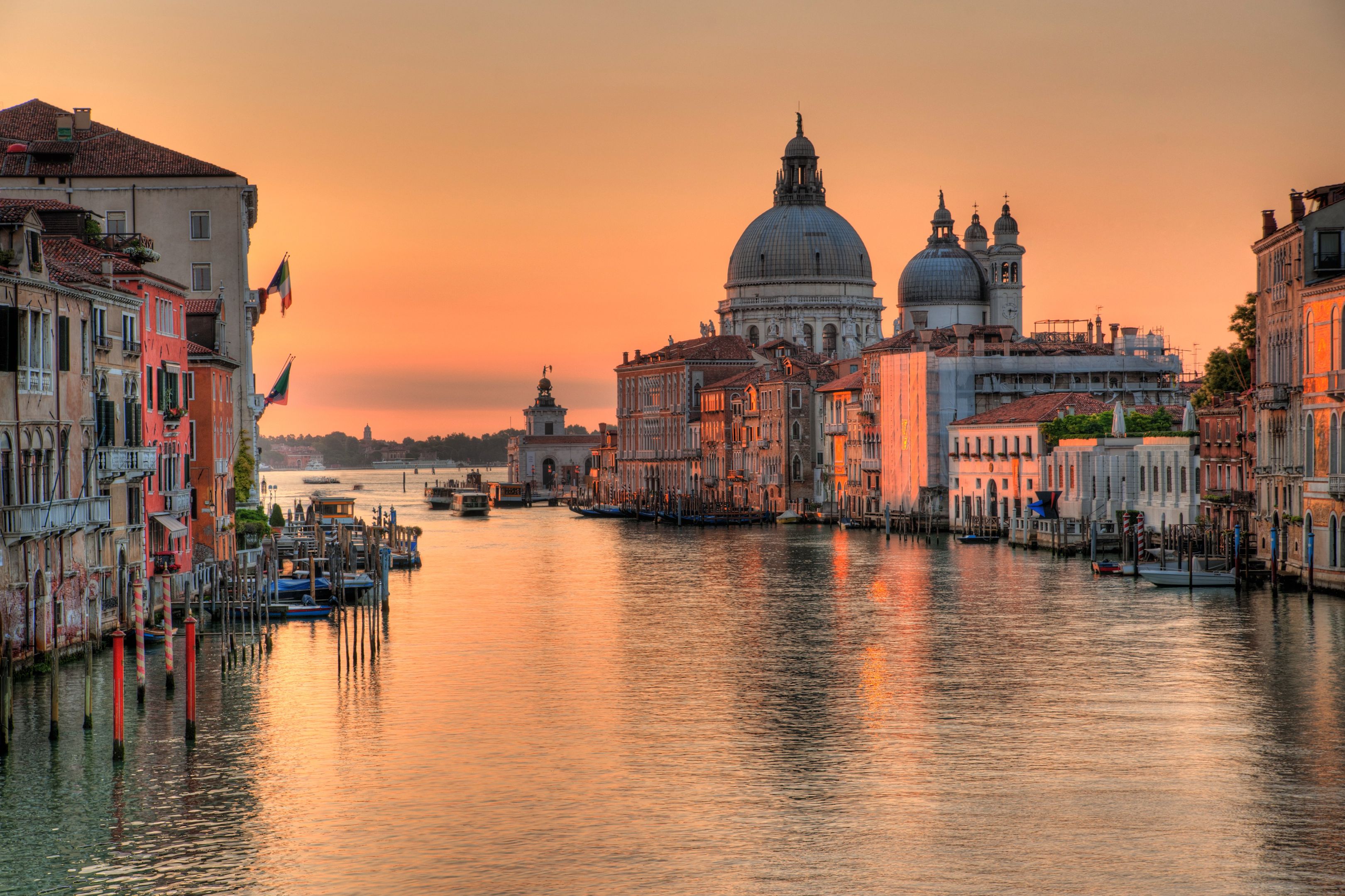 El Gran Canal de Venecia rodeado de edificios y las cúpulas de una iglesia