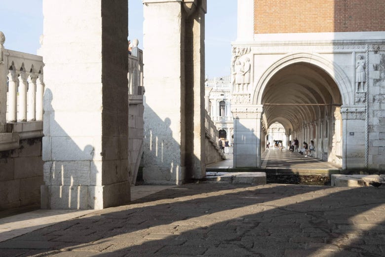 Devant le Palais des Prisons à Venise