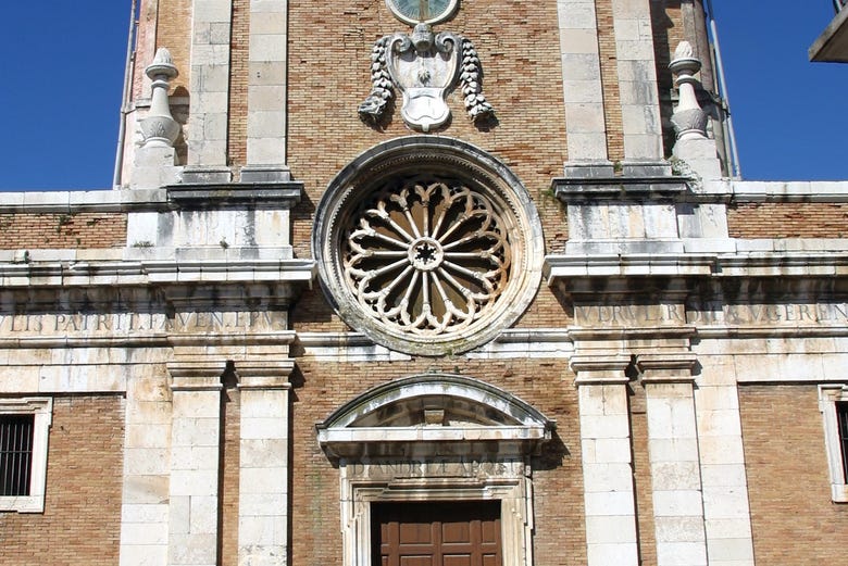 Detalhes da fachada da catedral de Santo André