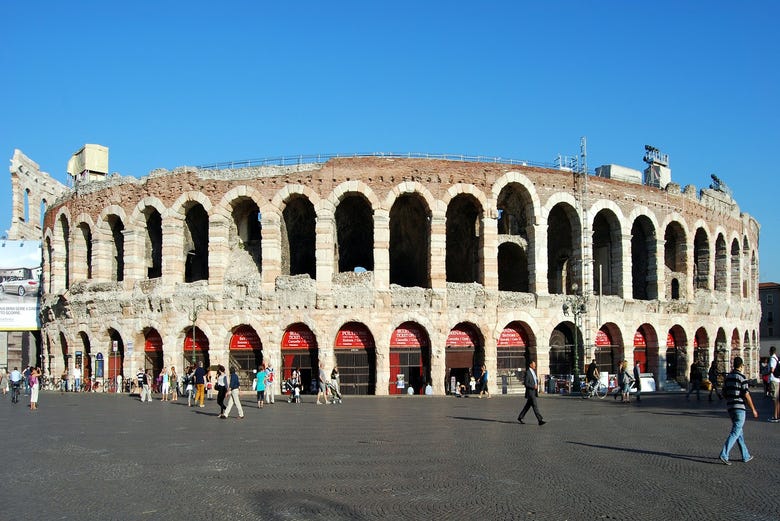 L'Arena di Verona dall'esterno
