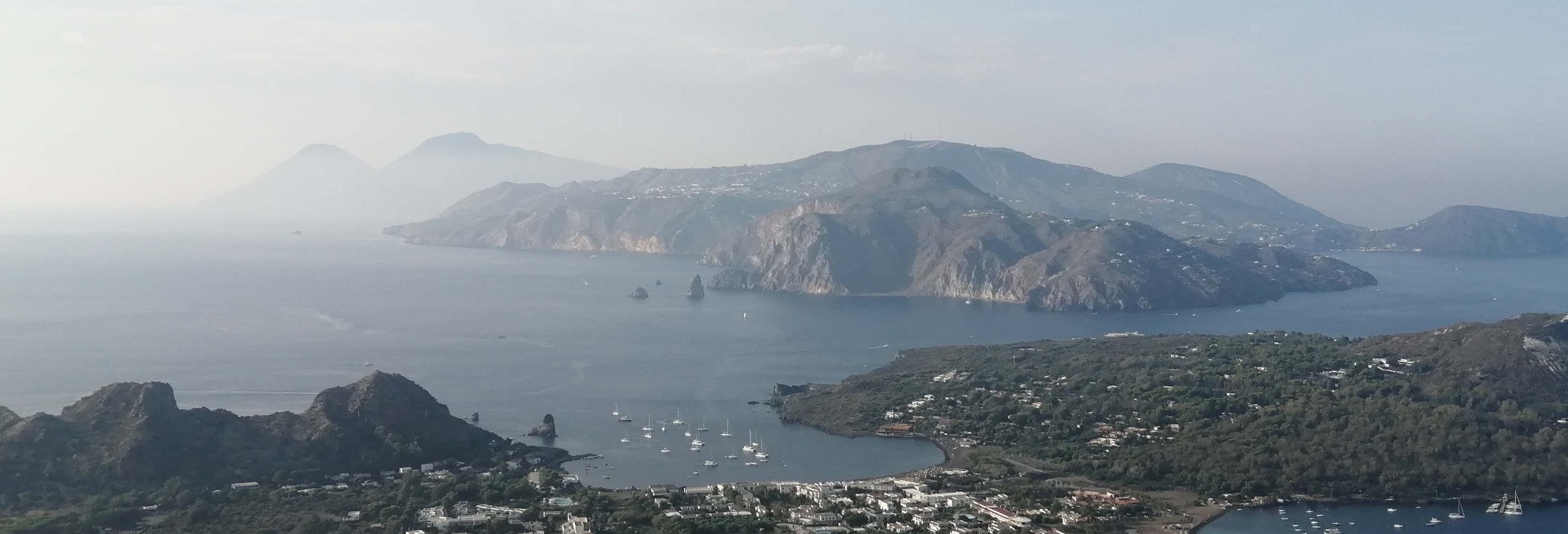 Trilha na ilha de Vulcano