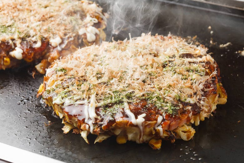 Dégustation d'okonomiyaki à Hiroshima
