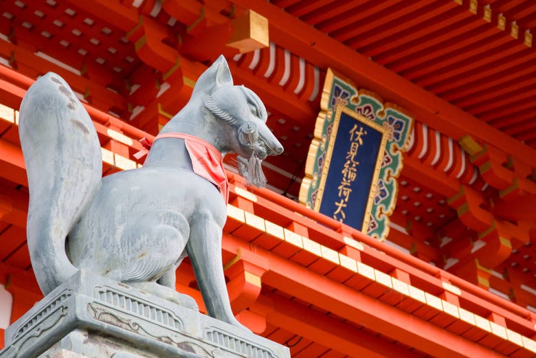 Escultura de un zorro en el santuario Fushimi Inari-Taisha