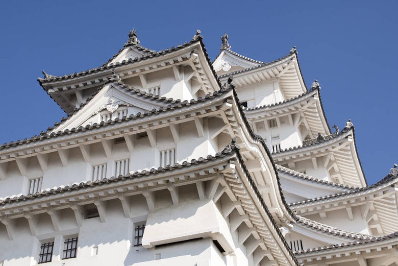 Contemplando la fachada del castillo de Himeji