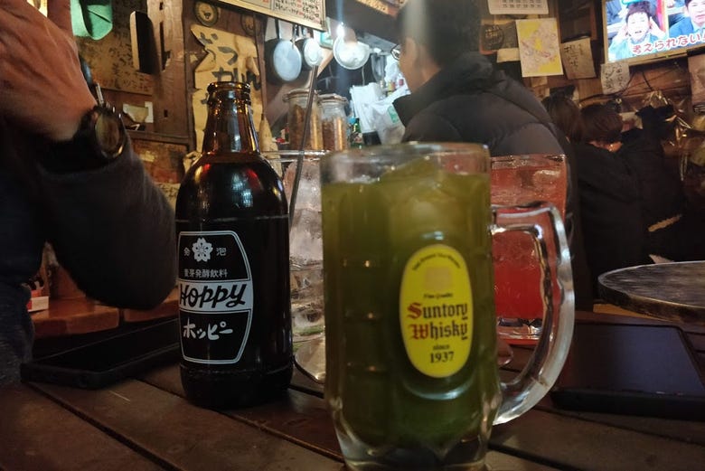 Bebidas durante o pub crawl por Tóquio