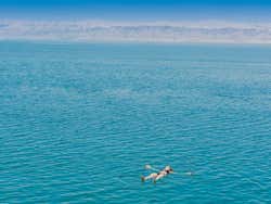 Flotando en el Mar Muerto