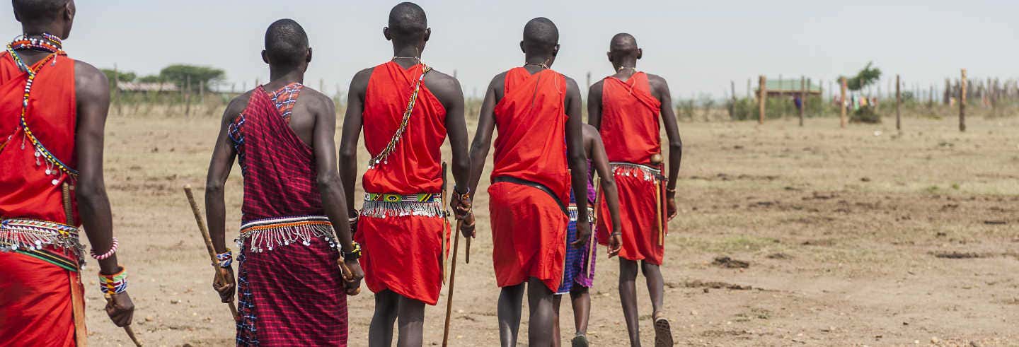 Casamento massai. Case seguindo o ritual tradicional!