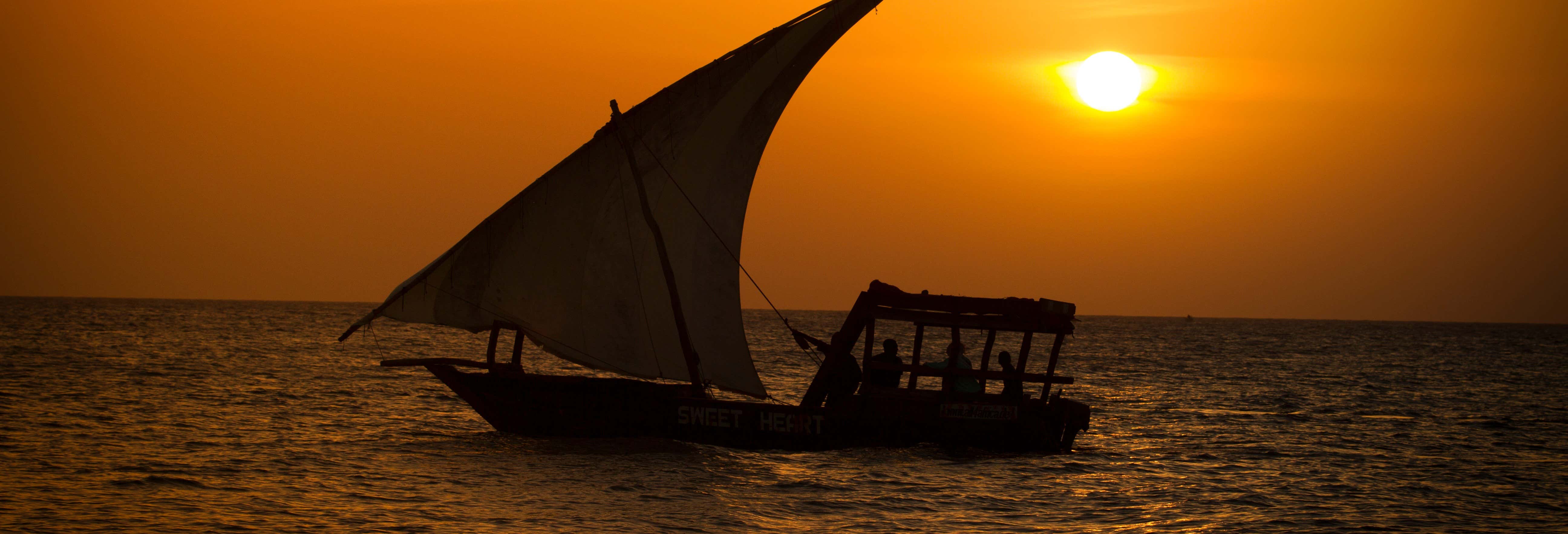 Paseo en dhow por Mida Creek al atardecer