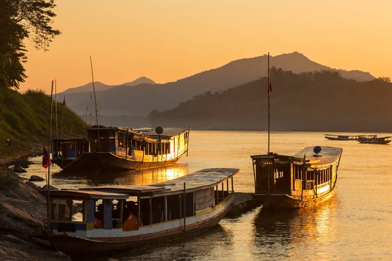 Crucero al atardecer en el río Mekong