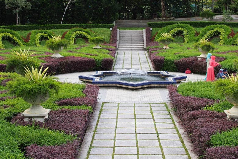 Um dos jardins do parque Perdana 