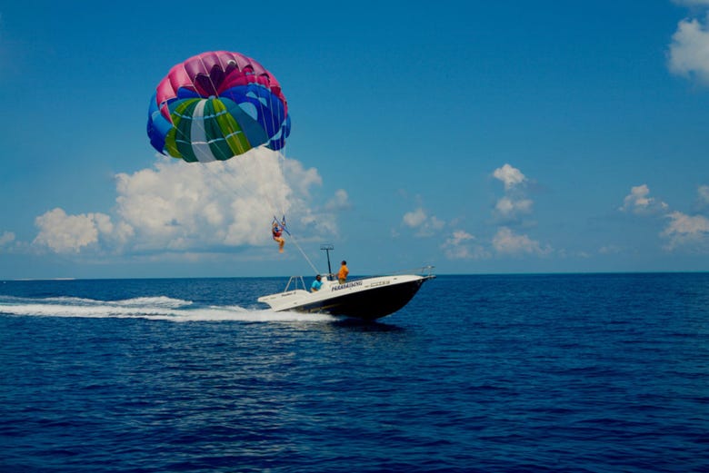 Practicando parasailing en Maafushi