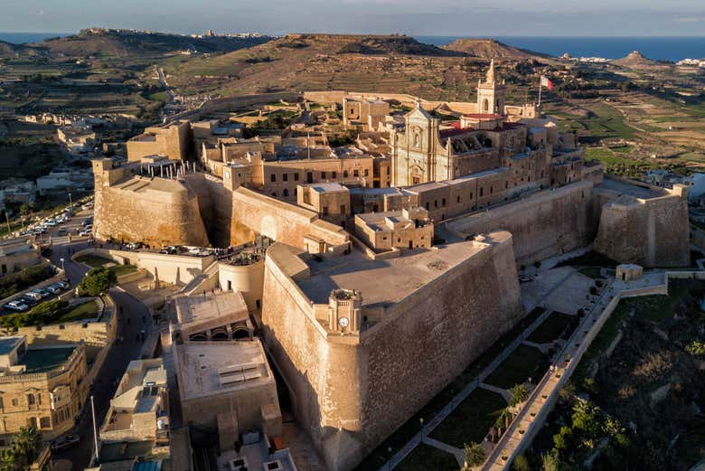 Antigua fortaleza de Ciutadela sobre la ciudad de Victoria