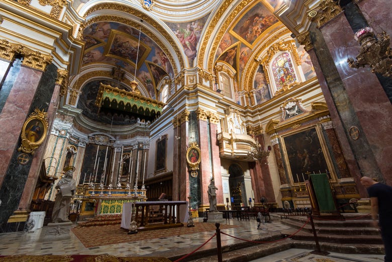 Admirando el interior de la catedral de San Pablo