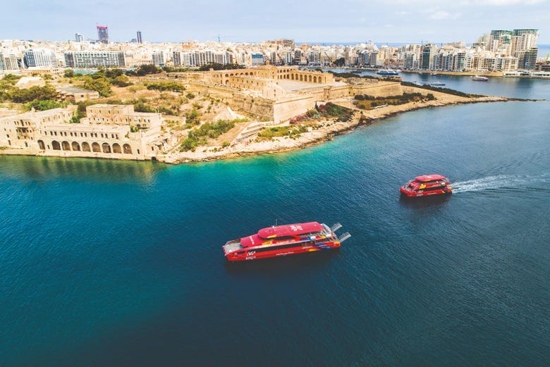 Traghetto diretto all'isola maltese di Comino