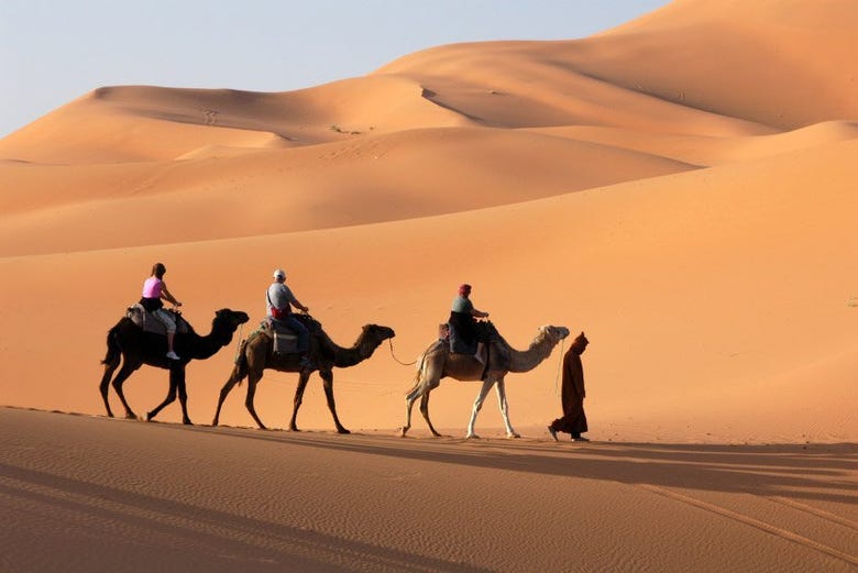 Passeando de camelo pelo deserto de Merzouga