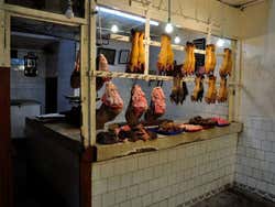 Pattes de vache dans une boucherie