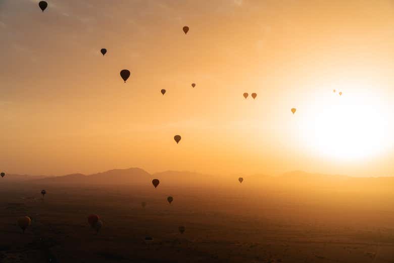 Globos surcando el cielo sobre el desierto de Marrakech