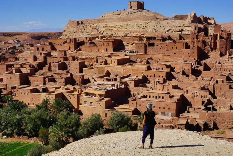 Mulher admirando a cidade de Ouarzazate