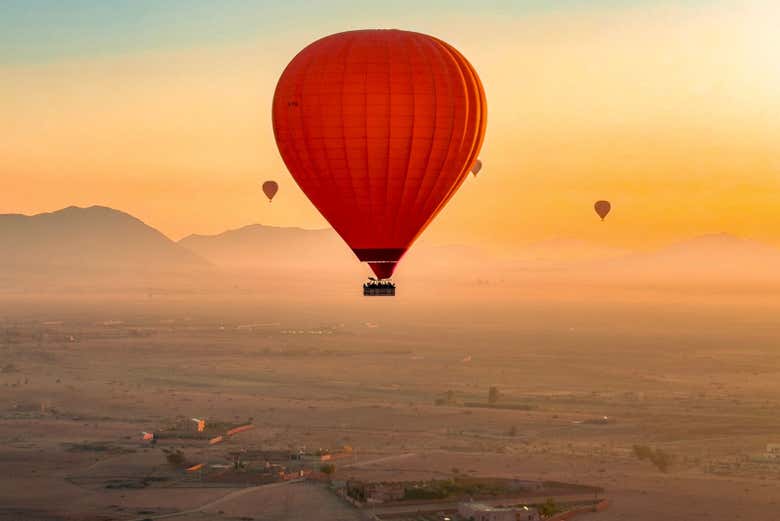 Globos en el desierto de Marrakech al amanecer