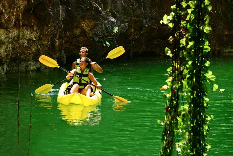 Faire du kayak dans les cénotes de Cancún