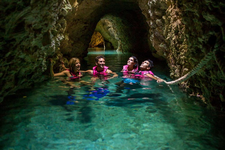 Nadando nas grutas naturais