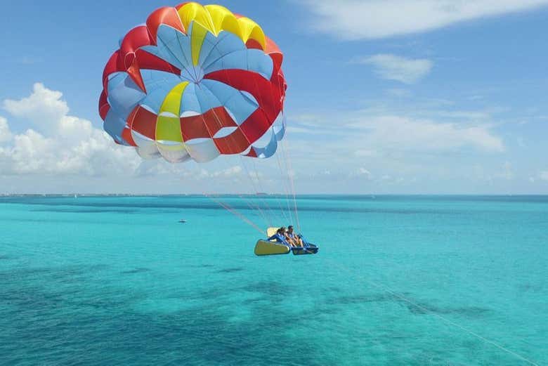 parasailing cancun mexico