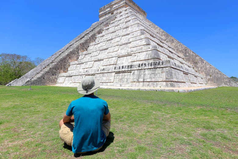 Foto em frente à pirâmide de Chichén Itzá
